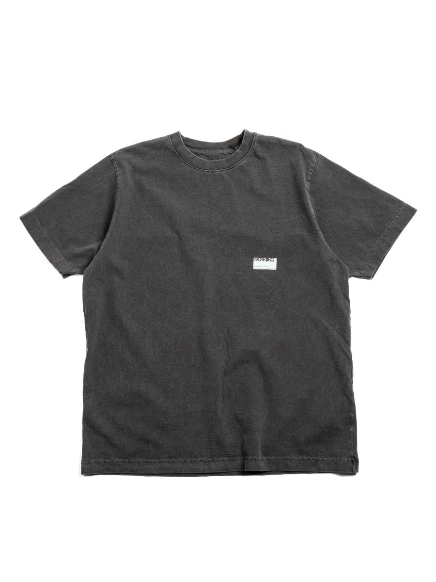 WORKING S/S STICKER T ORGANIC COTTON JERSEY SHALE