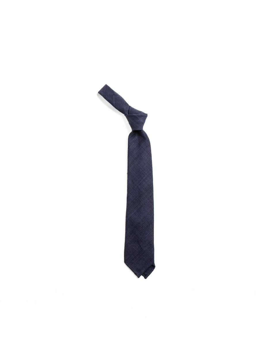  HAND&ndash;ROLLED TUSSAH SILK TIE NAVY