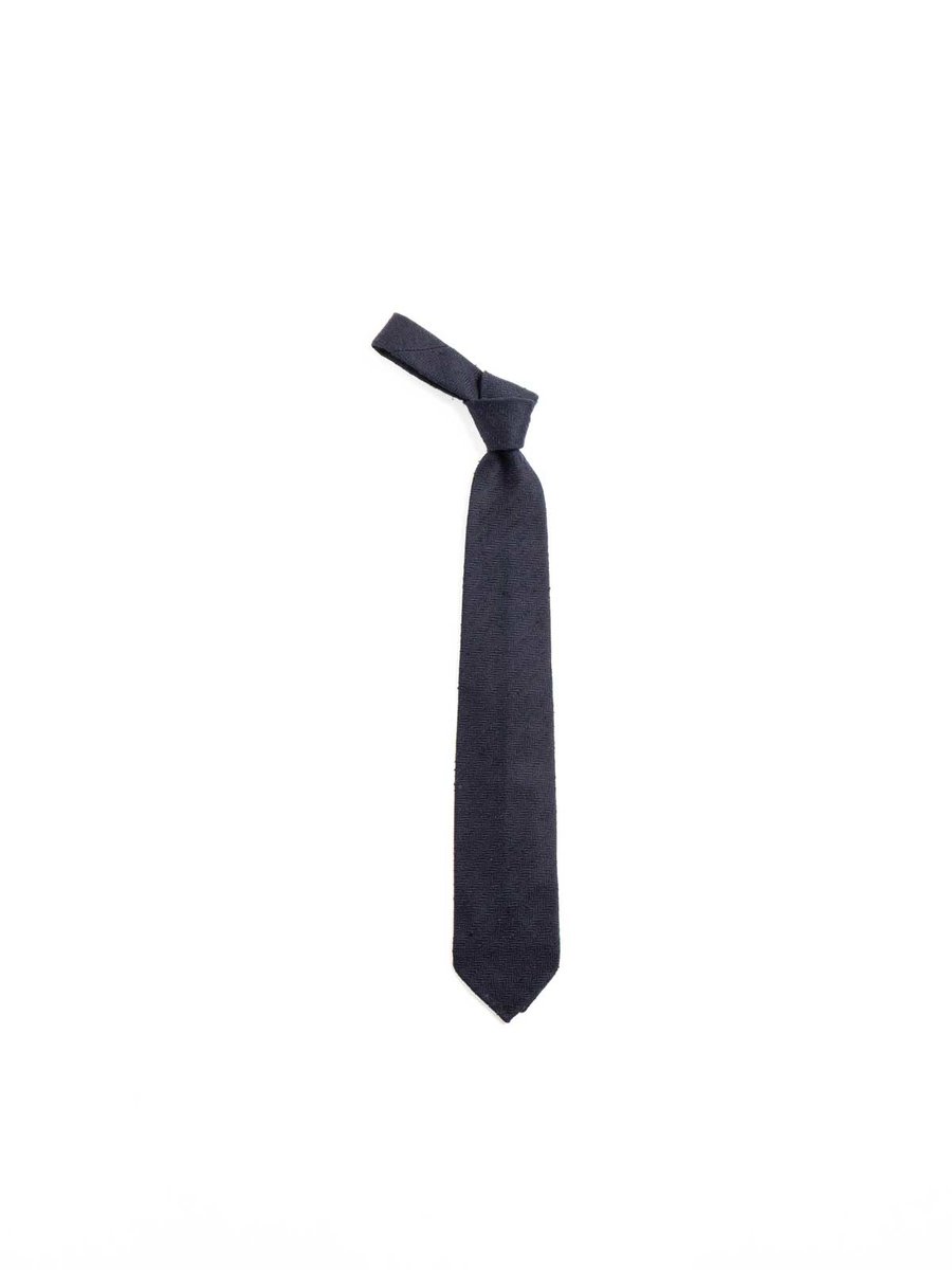 HAND&ndash;ROLLED HERRINGBONE SHANTUNG SILK TIE NAVY