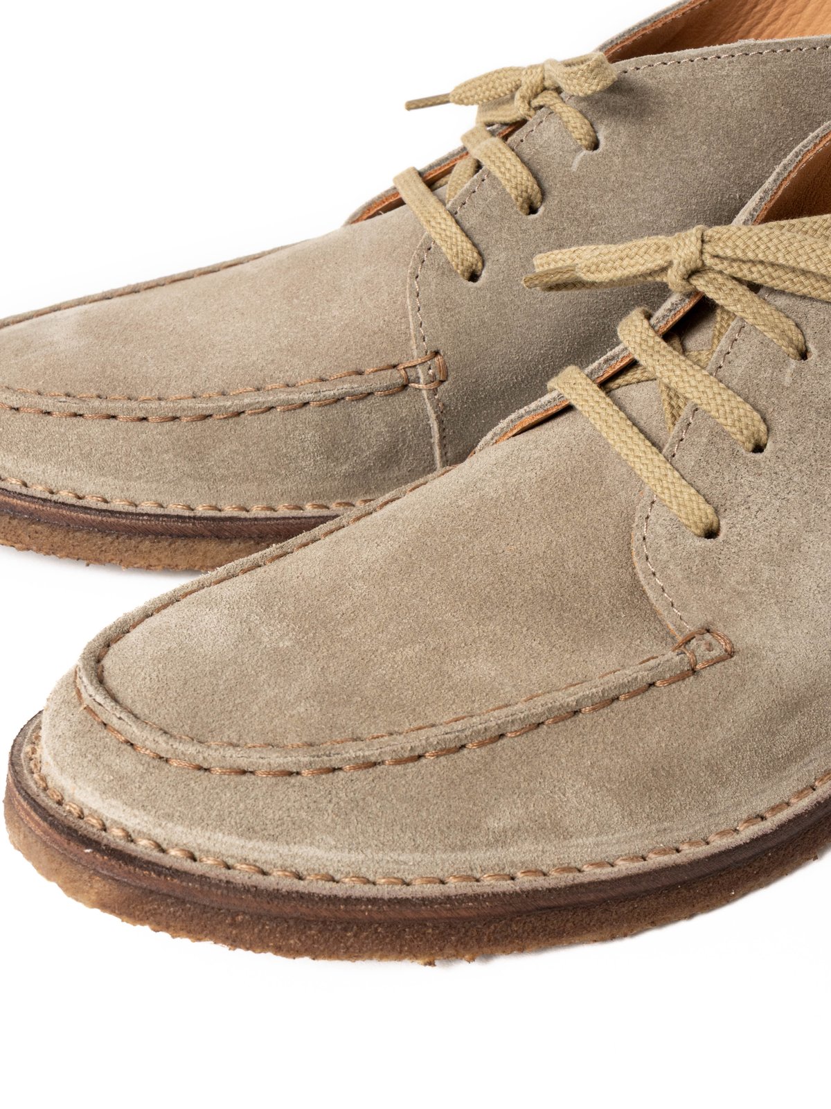 CROSBY MOC&ndash;TOE CHUKKA BOOT SAND SUEDE - Image 2