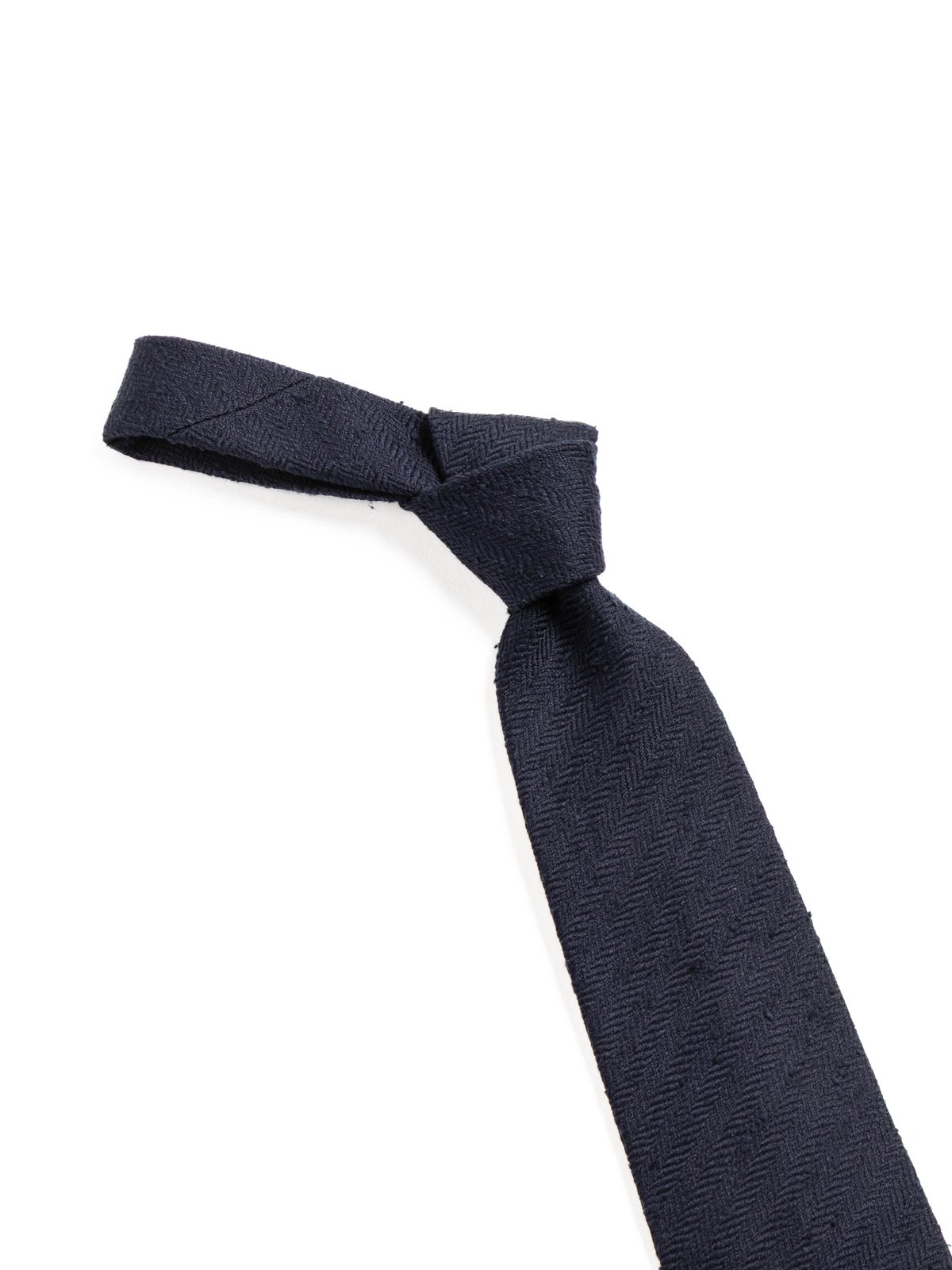 HAND&ndash;ROLLED HERRINGBONE SHANTUNG SILK TIE NAVY - Image 2